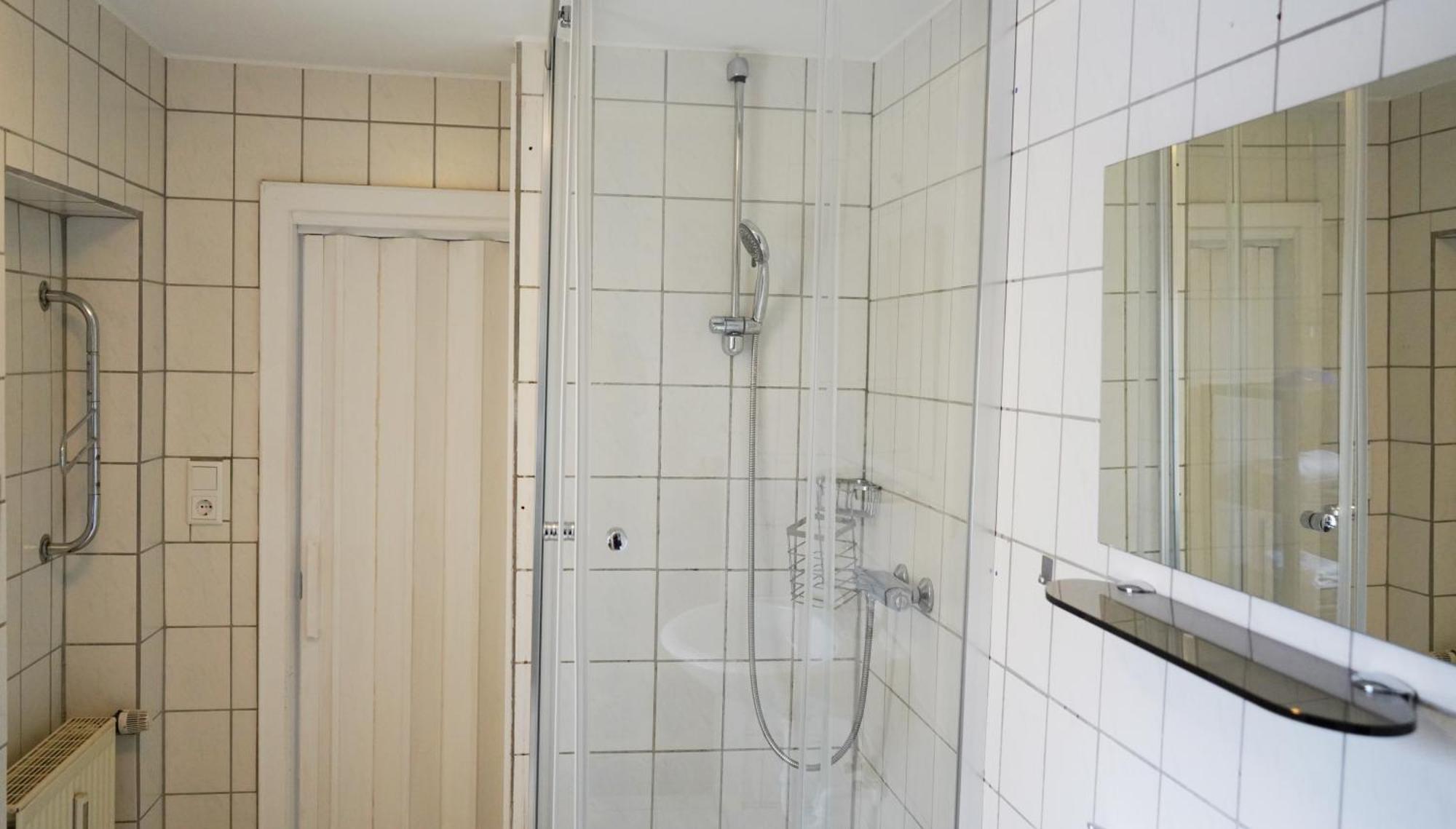 Ruhige Lage, Nah Am Klinikum & Einkaufsmoeglichkeiten *